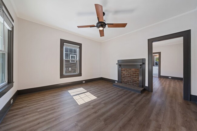 Foto del edificio - Available Now! Charming 2 bedroom home clo...