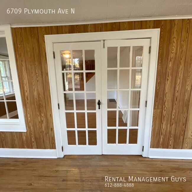 Building Photo - 3 Bedroom + Office Home In Golden Valley!