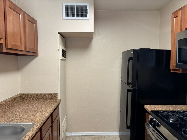Building Photo - 1635 N Justin Ln