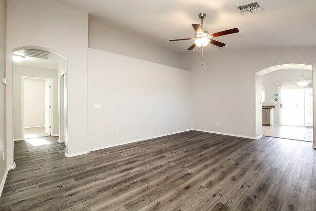 Foto del edificio - 15434 W Gelding Dr