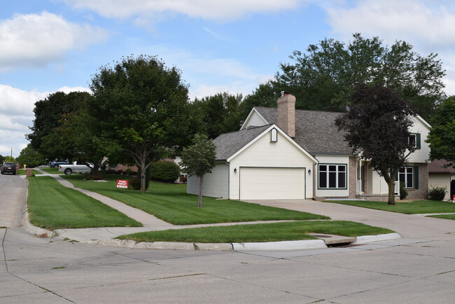 Building Photo - 2104 Skyline Dr