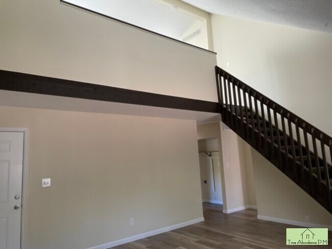 Building Photo - Very Nice &amp; Updated 3 Bedroom Duplex