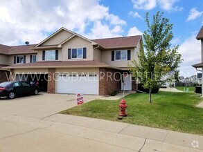Building Photo - 900 SE Crossings Ln