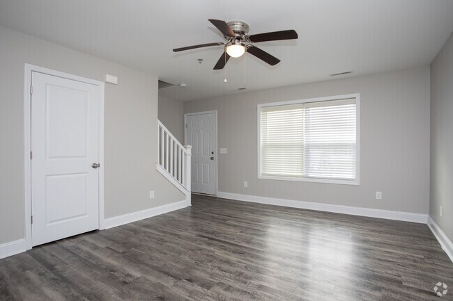 2 habitaciones, 1,5 baños, 1050 pies cuadrados renovados, sala de estar - Caswell at Riverwalk