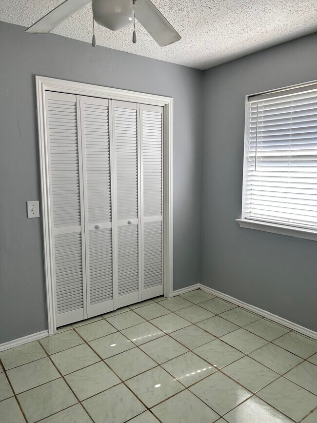 Building Photo - 215 Songbird Trl