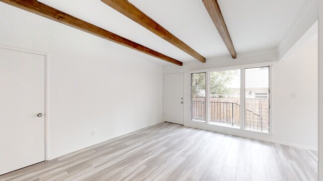 Building Photo - 948 Palm Ave