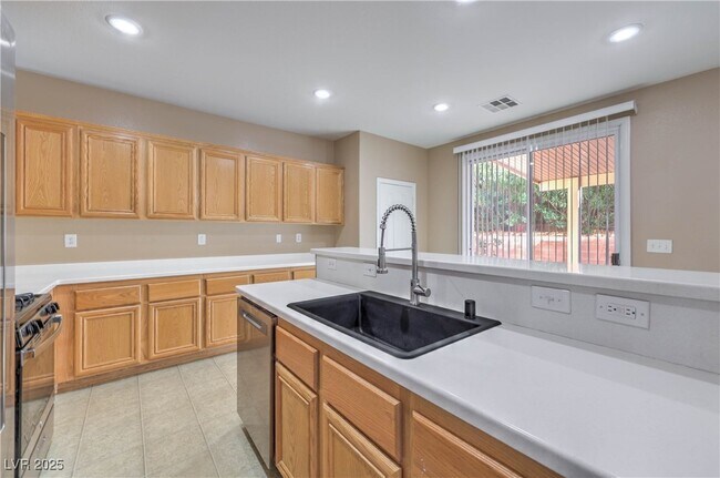 Building Photo - 121 Pettswood Dr