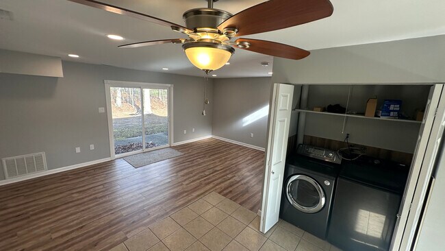 Foto del edificio - 53 Scotch Pine Dr