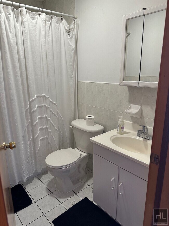 Building Photo - Roommate Wanted! Queen size Room in 2BR wi...