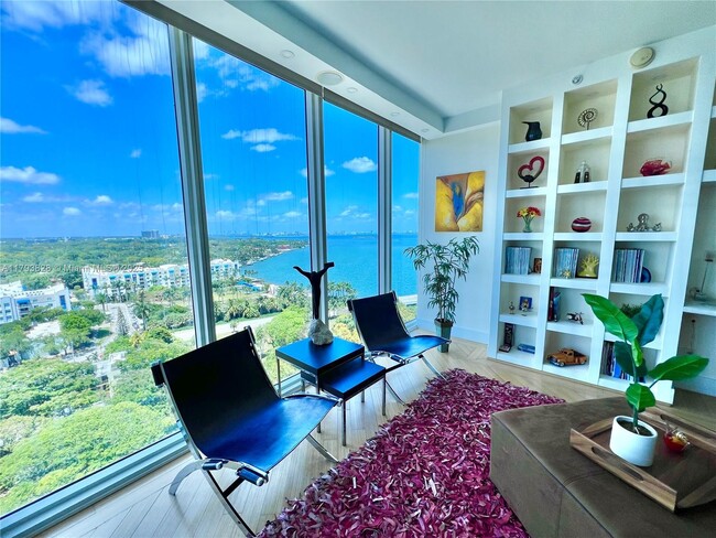 Foto del edificio - 601 NE 36th St