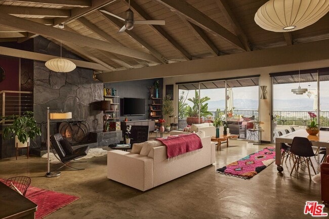 Foto del edificio - 8147 Mulholland Terrace