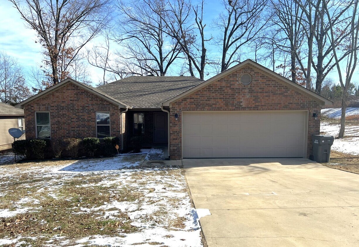 Foto principal - 4 Bed 2 Bath