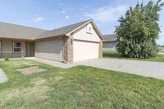 Building Photo - 1618 Hickory Ln