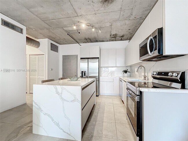 Foto del edificio - 690 SW 1st Ct