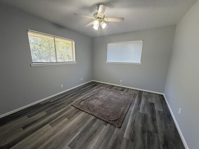 Building Photo - 802 Lake Dr
