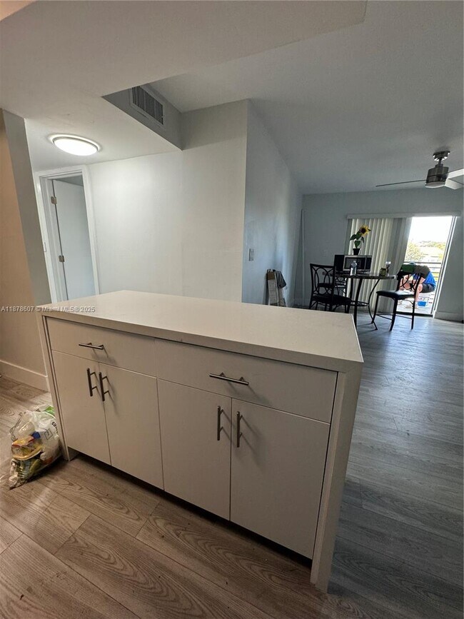 Foto del edificio - 3720 N Pine Island Rd