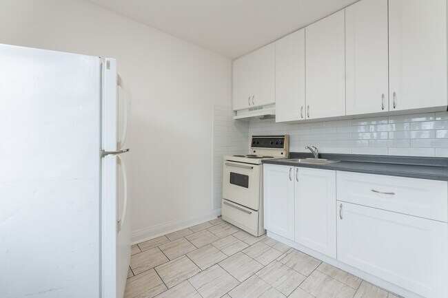 Building Photo - Recently Renovated clean one bedroom 10 minute walk to subway