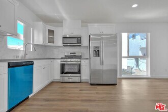Building Photo - 967 1/2 Wilton Pl