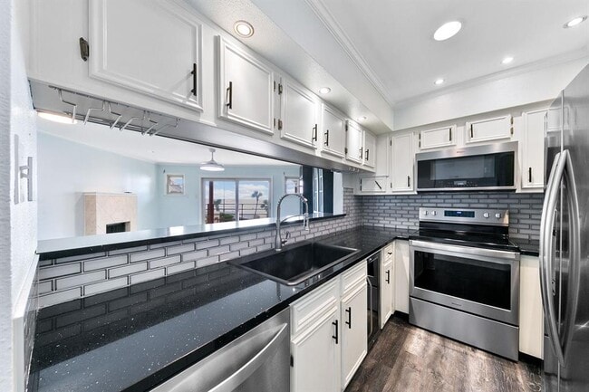 Building Photo - 7312 Seawall Blvd