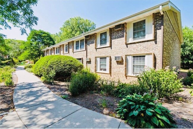 Building Photo - 4536 Cedar Lake Rd S