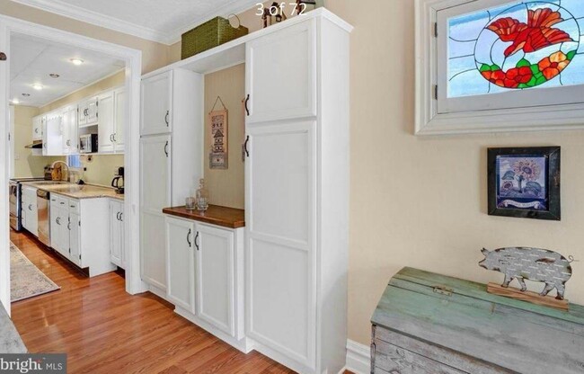 Foyer looking into kitchen - 22 W Hanover St