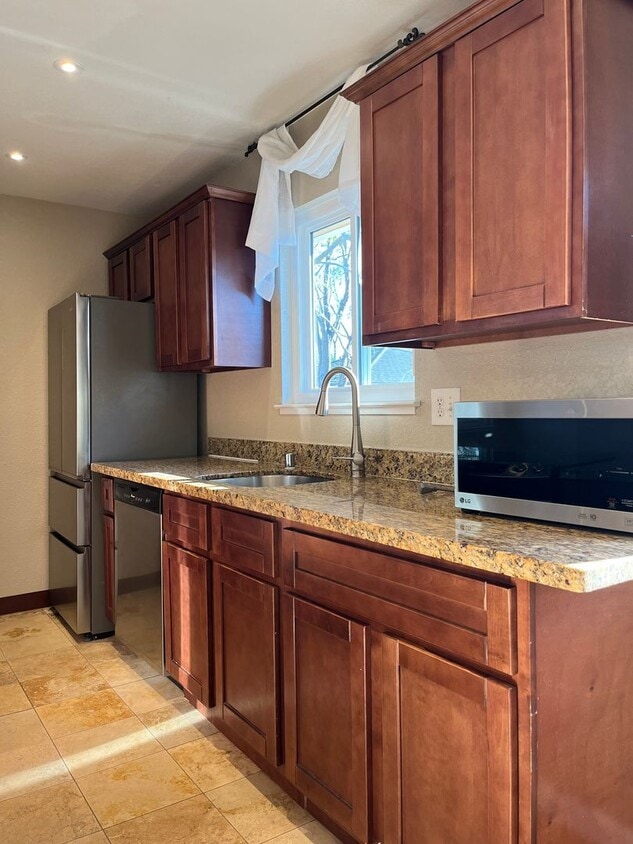 Updated Upstairs Condo Near Oakridge Mall with Parking & Central A/C! - Updated Upstairs Condo Near Oakridge Mall with Parking & Central A/C!