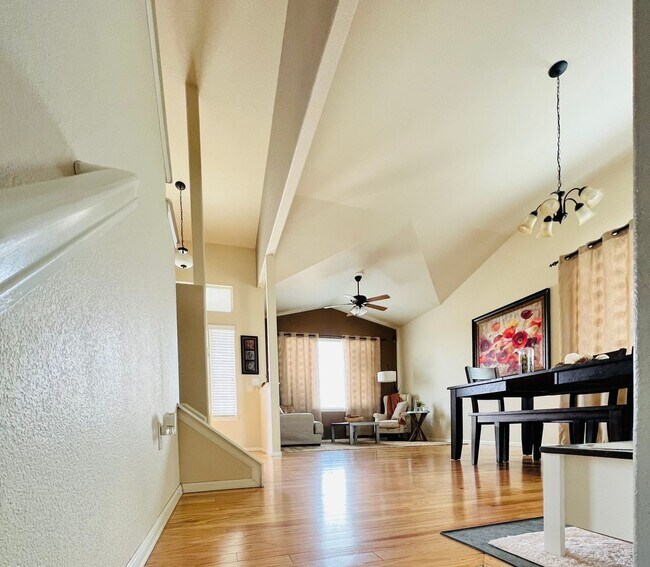 Building Photo - Gorgeous 3 bed/2.5 bath home with 3-CAR TA...