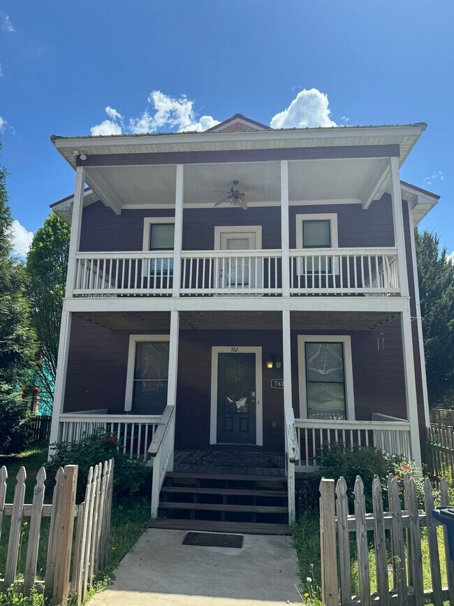 Building Photo - Awesome Townhome On Barber St.!