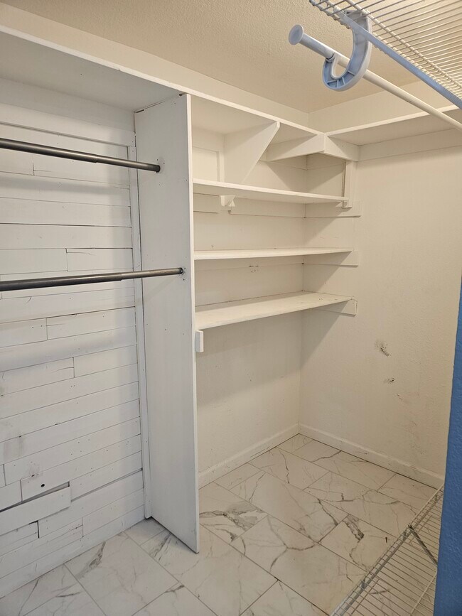 Foto del edificio - 2342 S Troy St