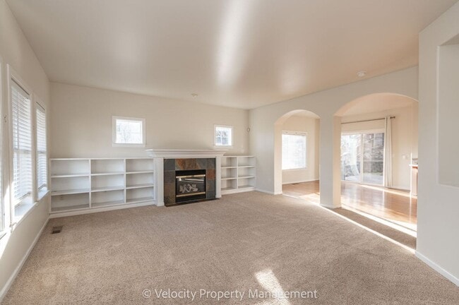 Building Photo - Craftsman NE Bend Home!