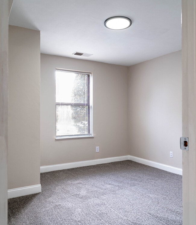 Building Photo - Oak Grove