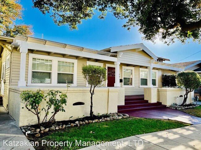 Building Photo - 2 br, 1 bath House - 132 E. Walnut Street