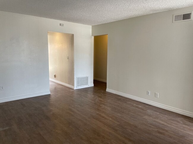 Building Photo - Lovely 2 bed, 2 bath Duplex Home in Orange