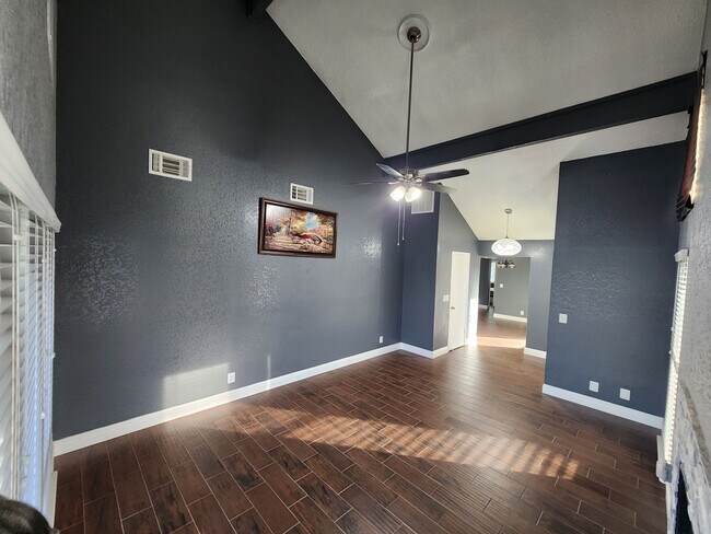 Foto del edificio - 1376 Eaglerock Pl