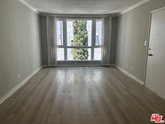 Foto del edificio - 5820 W Olympic Blvd