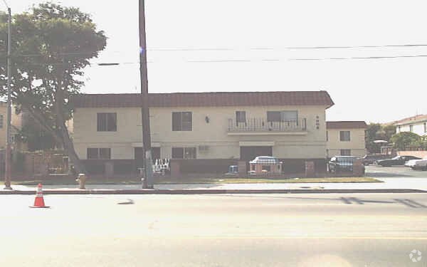 Foto del edificio - 9305 Woodman Ave