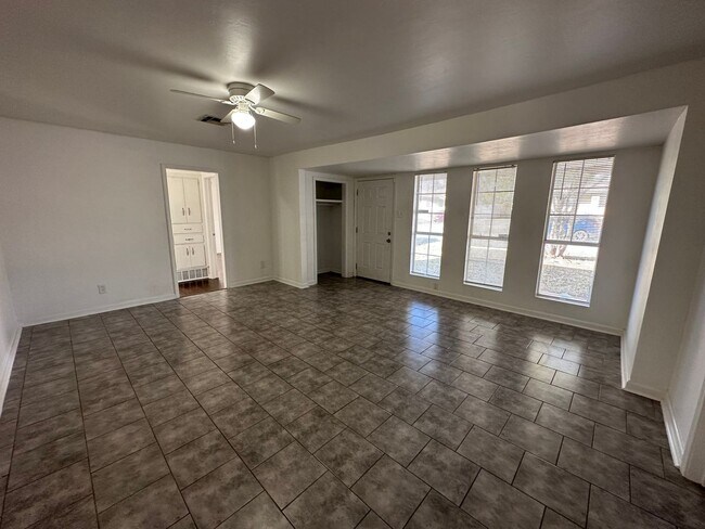 Building Photo - 3 Bedroom 1 Bathroom