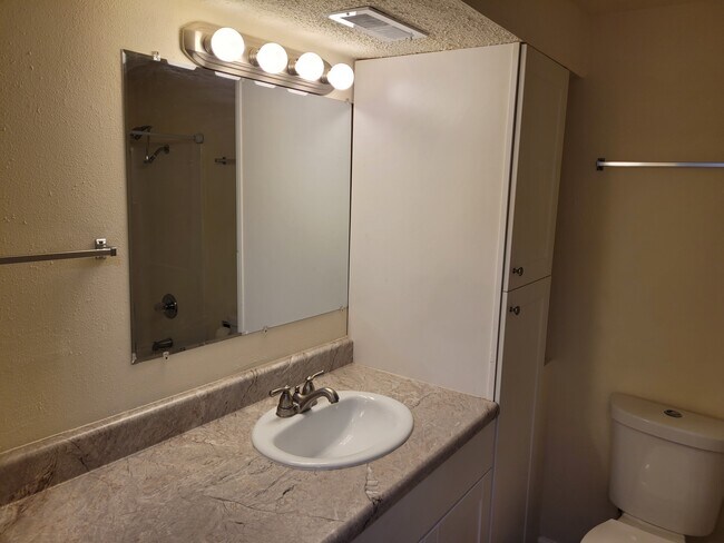 Foto del edificio - 1001 Village Circle Dr