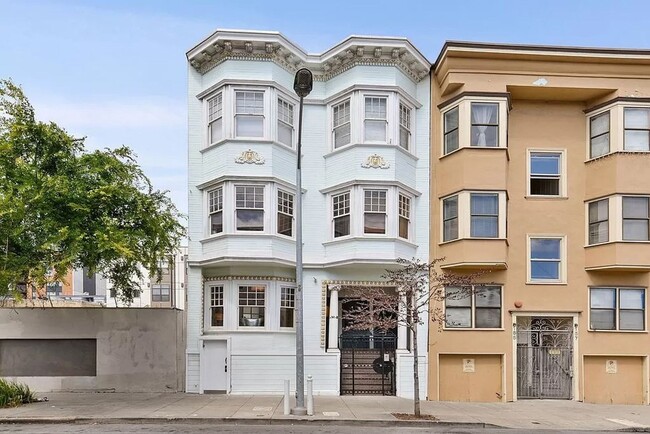 Building Photo - Charming SOMA 3 bedroom flat is available ...