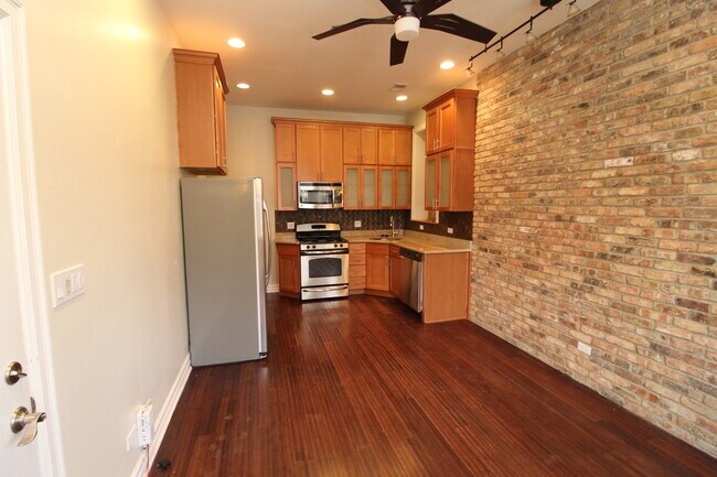 Foto del edificio - 1744 W Augusta Blvd