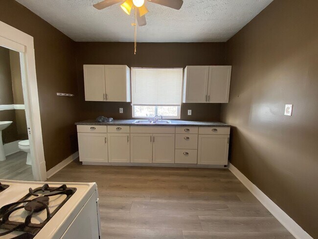 Foto del edificio - 636-638 Fern St Akron Oh 44307 MFH2 .T3