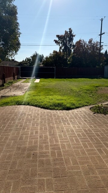 Foto del edificio - 1530 W 23rd St