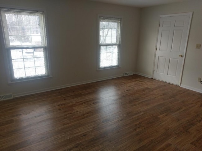 Building Photo - 255 Meadowview Dr