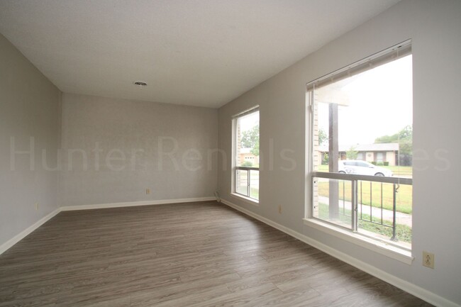 Foto del edificio - Spacious Four-Bedroom!