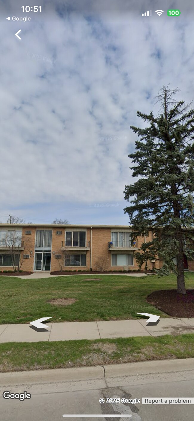 Building Photo - 2859 E Maple Rd