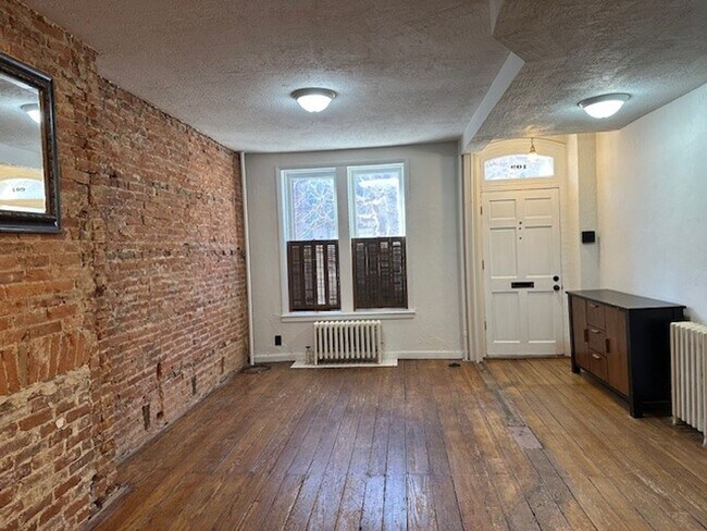 Building Photo - Welcome to this Quaint 3 Bedroom, 1 Bathro...