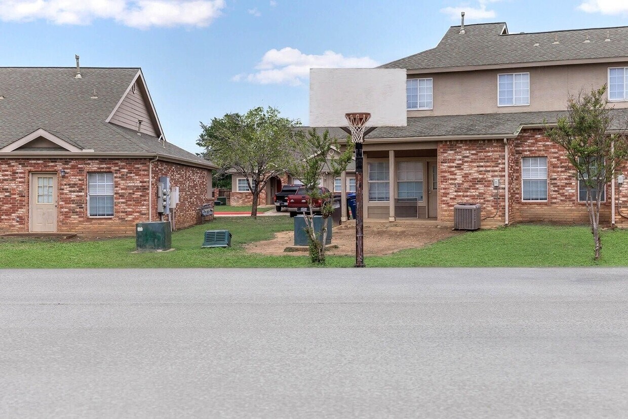 Foto principal - 9257 Somerset Rd