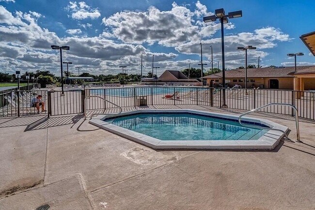 Foto del edificio - 2358 NW 37th Ave