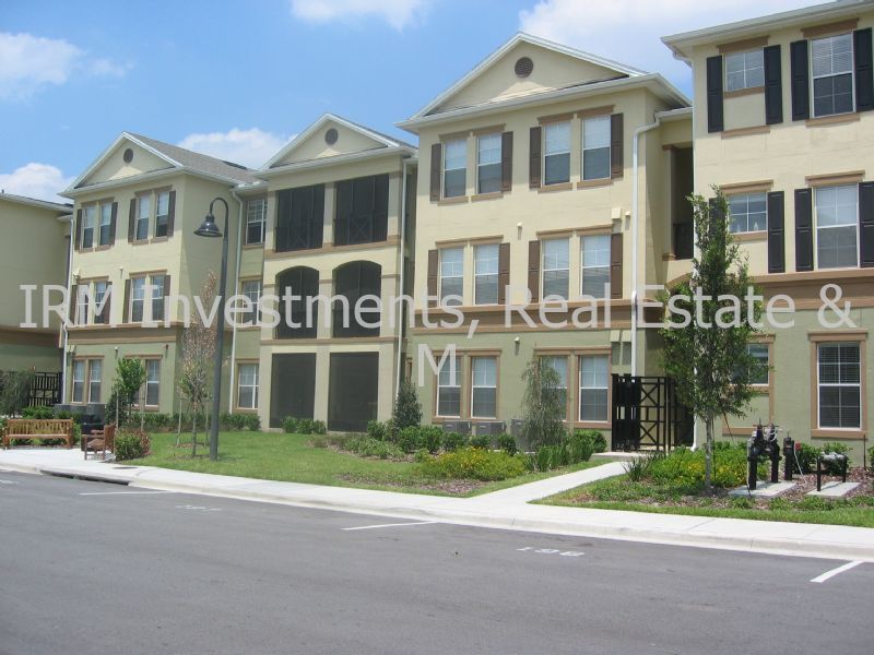Foto principal - 3 bed 2 bath, 1st floor corner unit
