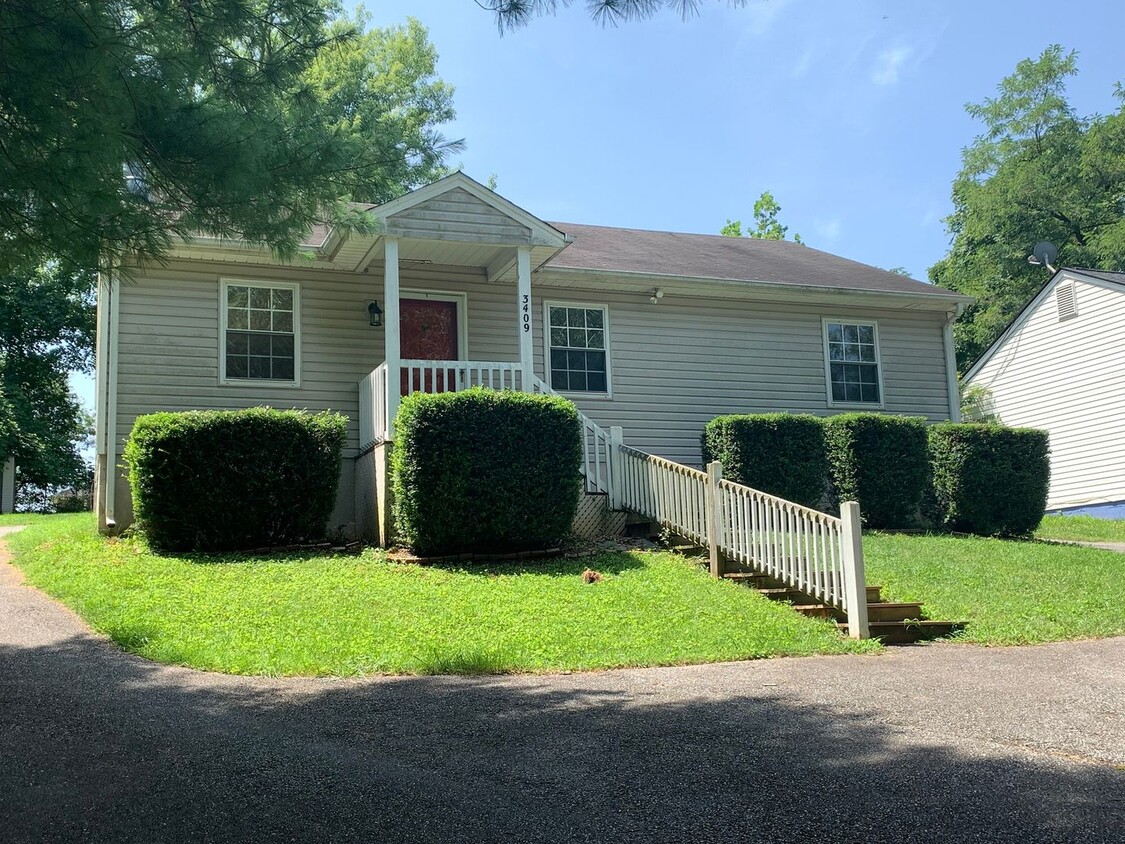 Primary Photo - House with Long Driveway & Front Porch